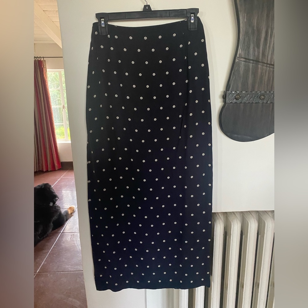 Easy to wear and versatile Country Road long skirt size 4.